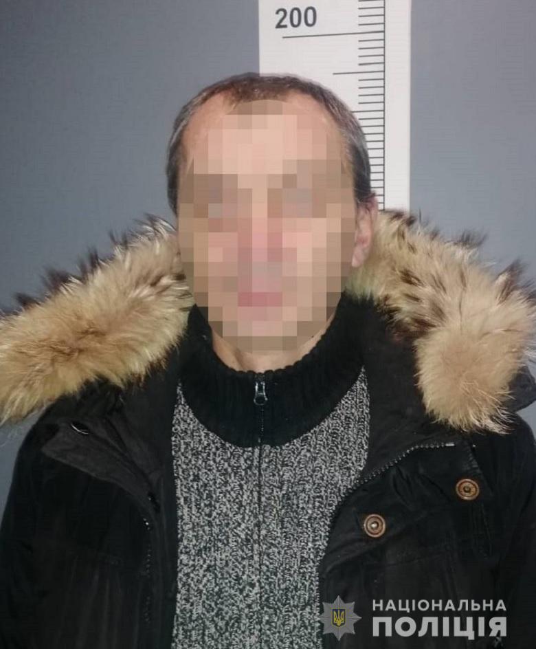 Київські поліцейські оголосили про підозру чоловіку, який пограбував пенсіонера